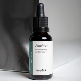 neotes astaxanthin oil in an amber glass bottle as a cut-out product packshot