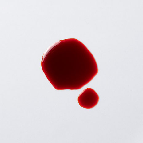 neotes astaxanthin oil drops with a red pigment spot in a detailed close-up
