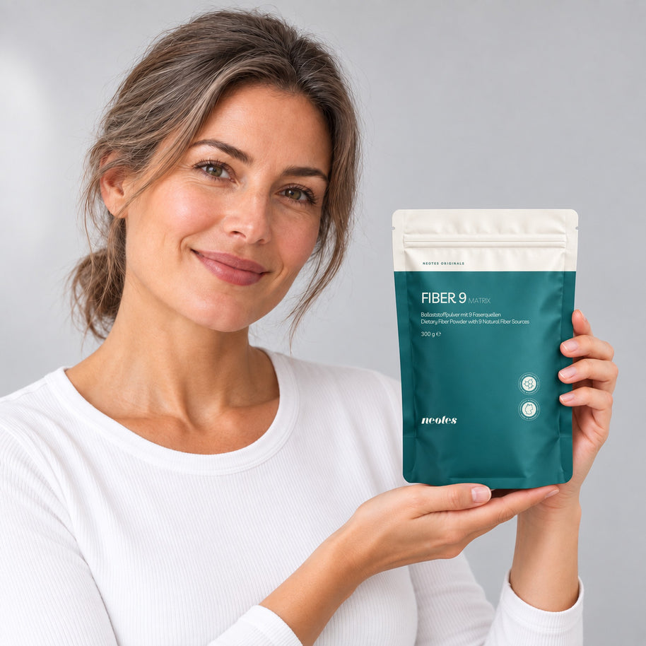 Frau hält einen Beutel Fiber9 Matrix Ballaststoffpulver von neotes in einer ruhigen Lifestyle-Szene