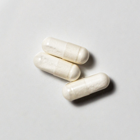 White vegan neotes Lambda Plus capsules in close-up on a light background