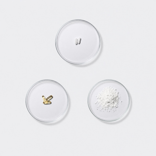 Ingredients of the neotes Focus Bundle in Petri dishes on a light laboratory table