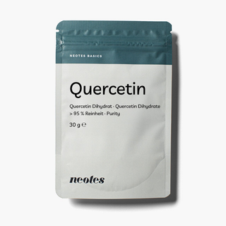 neotes quercetin powder in a pouch as a product photo on a light background