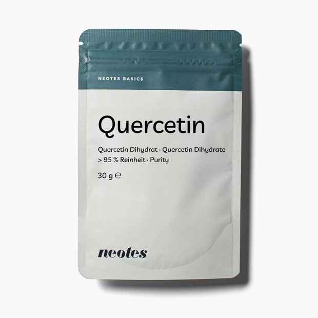 Quercetin Pulver von neotes im Pulverbeutel als Produktfoto auf hellem Hintergrund