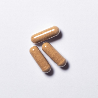 Braune vegane RestPeak® Kapseln mit Ashwagandha und Melatonin in der Nahaufnahme