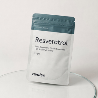 neotes resveratrol powder in a white pouch as a packshot on a transparent glass plate