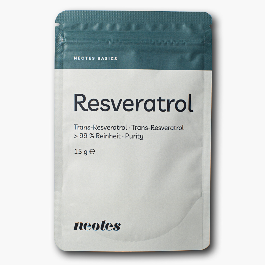 Resveratrol Pulver von neotes im weißen Standbeutel als Produktfoto auf hellem Hintergrund