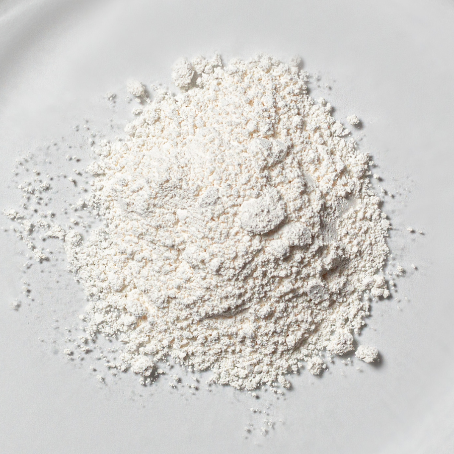 Feines weißes Resveratrol Pulver als Close-up auf hellem, reduziertem Hintergrund