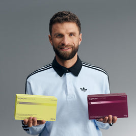 Thomas Müller, Markenbotschafter von superum, hält die superum essentials AM- und PM-Module