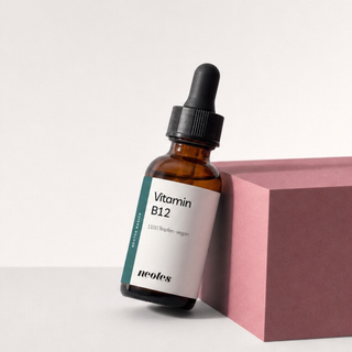 neotes vitamin B12 drops as a packshot with an amber glass bottle and a pink block