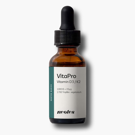Vitamin D3/K2 MK-7 Öl von neotes in Braunglasflasche mit weißem Etikett auf hellem Hintergrund