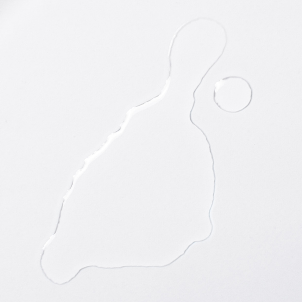 Vitamin D3/K2 MK-7 Öl als Tropfen-Detail auf weißem Hintergrund